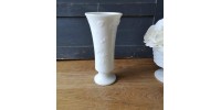 Milk Glass vase sur pied feuilles en relief